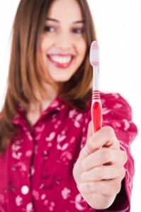 Regelmäßiges Zähneputzen bewahrt vor frühem Zahnersatz.