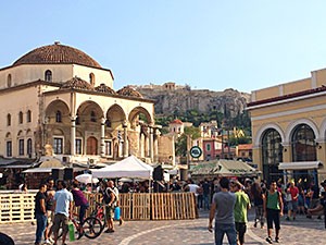 Der Monastiraki-Platz unterhalb der Akropolis gehört zu den belebtesten Plätzen in der Innenstadt Athens.