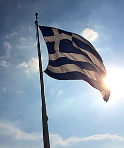 Die griechische Staatsflagge thront auf der Akropolis.