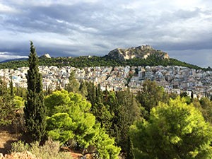 Athens höchste Erhebung Lykabetus vom Hügel Lofos Strefi in Exarchia aus.