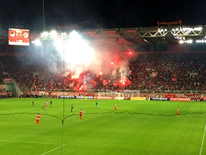 Emotionale Stimmung beim Derby zwischen Olympiakos Piräus und Panathinaikos Athen.