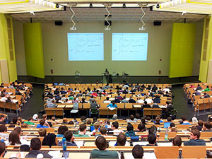 Ganz neue Eindrücke: Eine Vorlesung in einem Hörsaal der Universität.